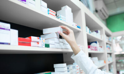 farmacêutico com caixa de remédios na mão; e-commerce