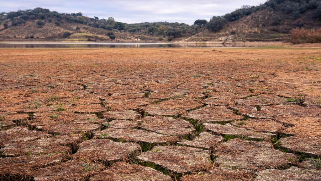 Terra seca e rachada ilustra crise climática.
