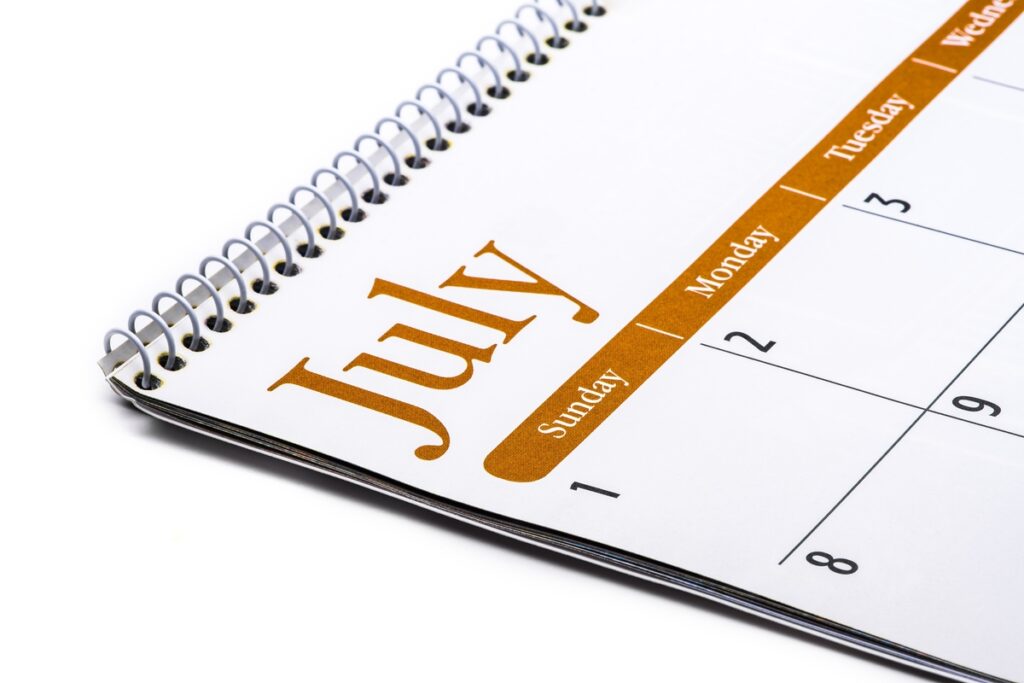 Calendário de mesa com mês de julho aberto