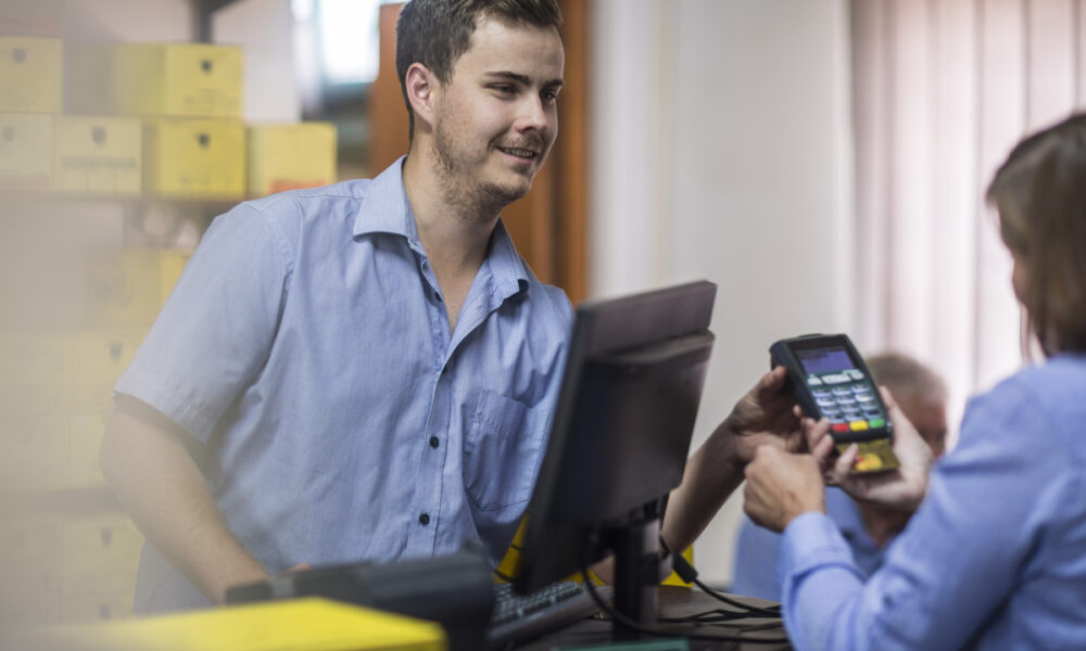 Cliente usando cartão de crédito; rotativo do cartão vira alvo do BC e Câmara; parcelamento sem juros