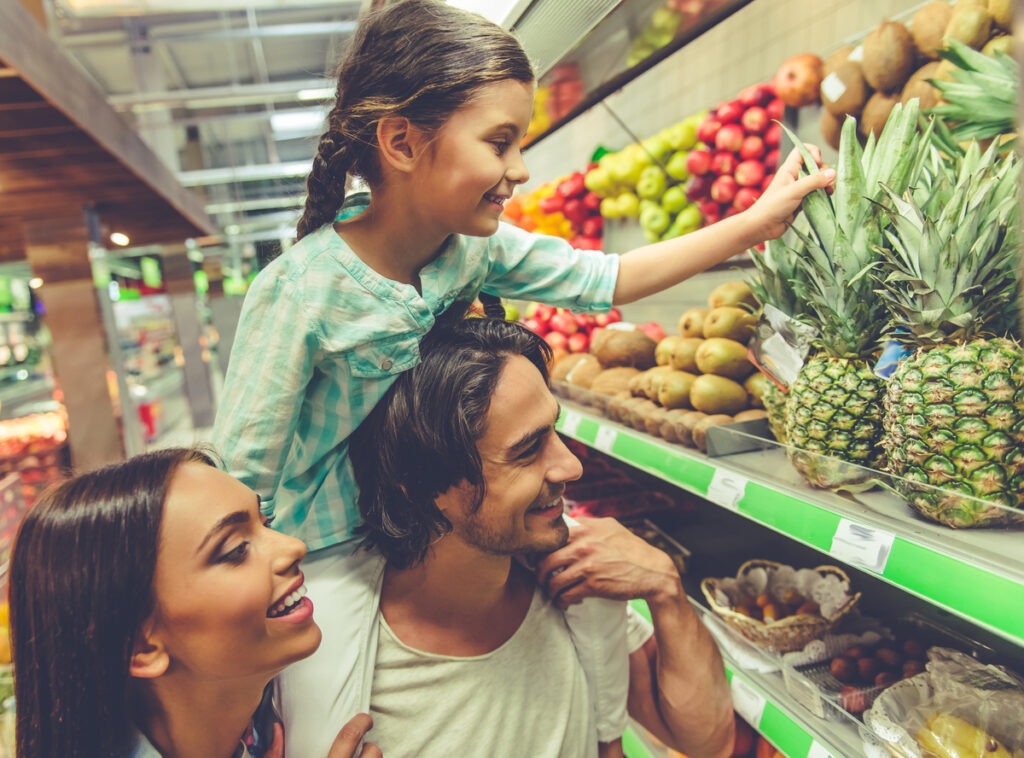 família fazendo compras no supermercado; PIB do Brasil cresce além das expectativas
