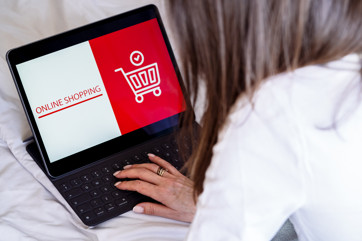 pessoa fazendo compras online: e-commerce na América Latina cresce