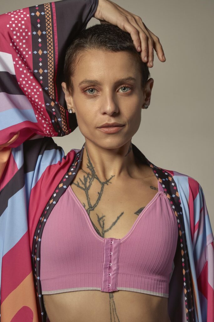 Modelo com sutiã especial para mulheres mastectomizadas, em edição para Outubro Rosa