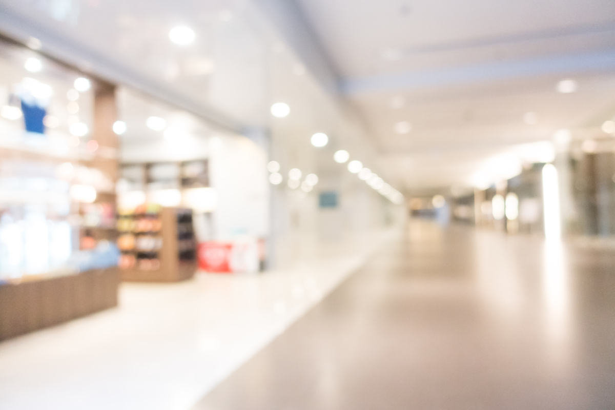Shopping vazio, mostrando que fluxo em lojas físicas diminuiu