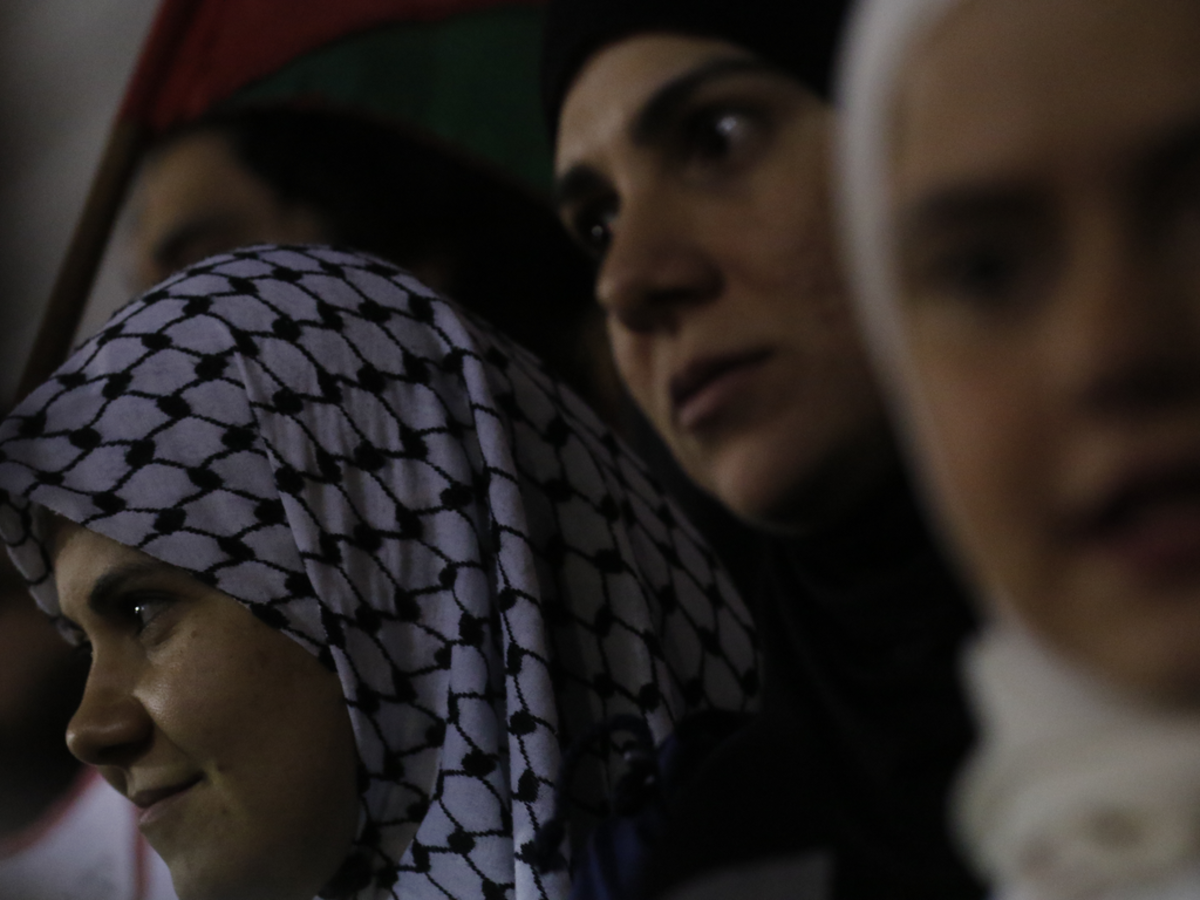 Três mulheres de Jihab em manifestação contra a guerra entre Israel e Hamas