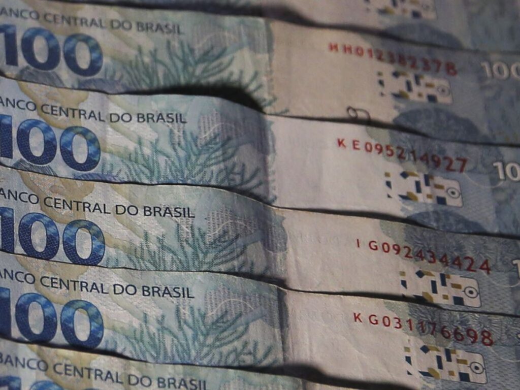 Notas de cem reais em sequência