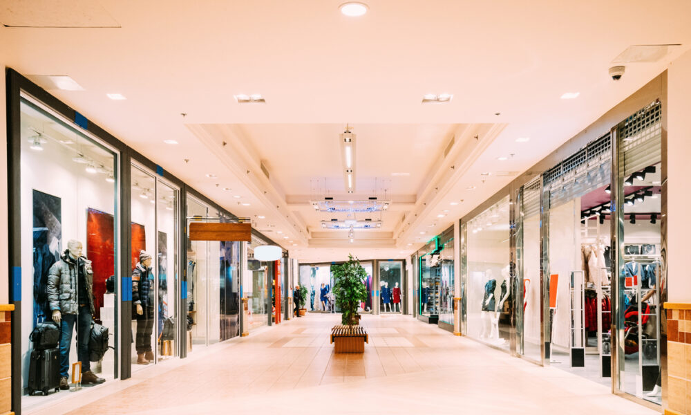 corredor de shopping center; Boa Vista aponta crescimento no movimento do comércio