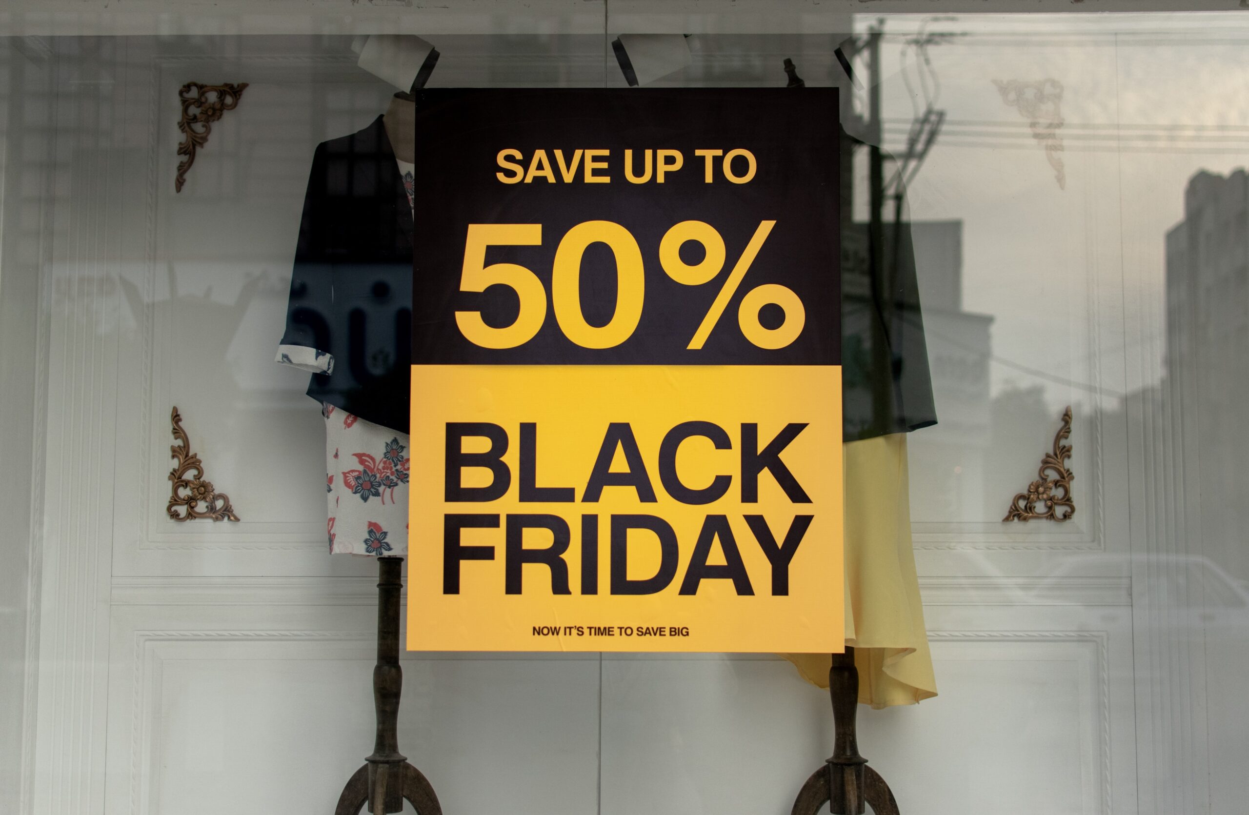 Vitrine com cartaz escrito "Sale up to 50% Black Friday"