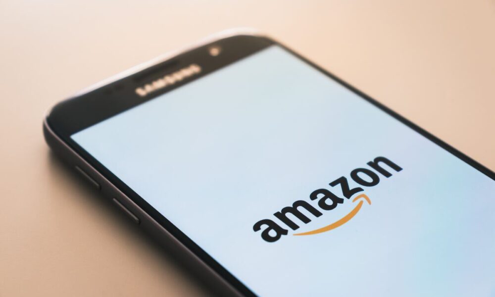 Celular com Aplicativo da Amazon aberto