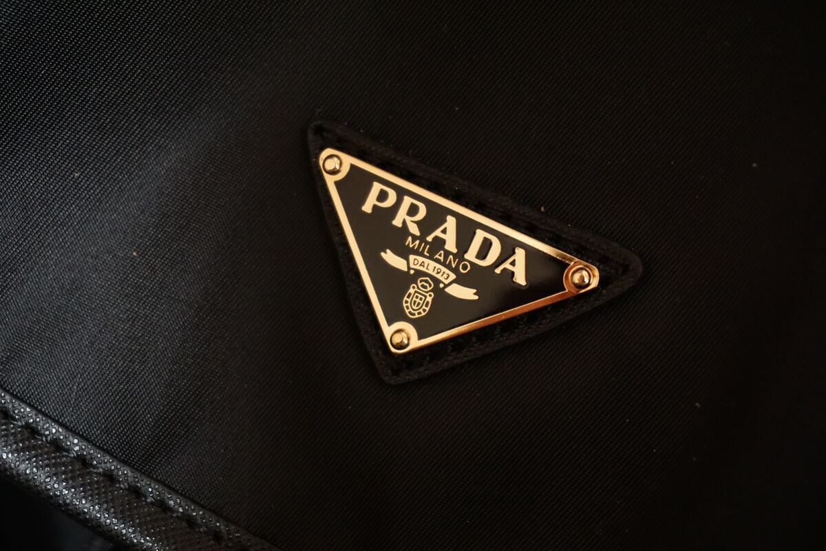 Bolsa preta da Prada