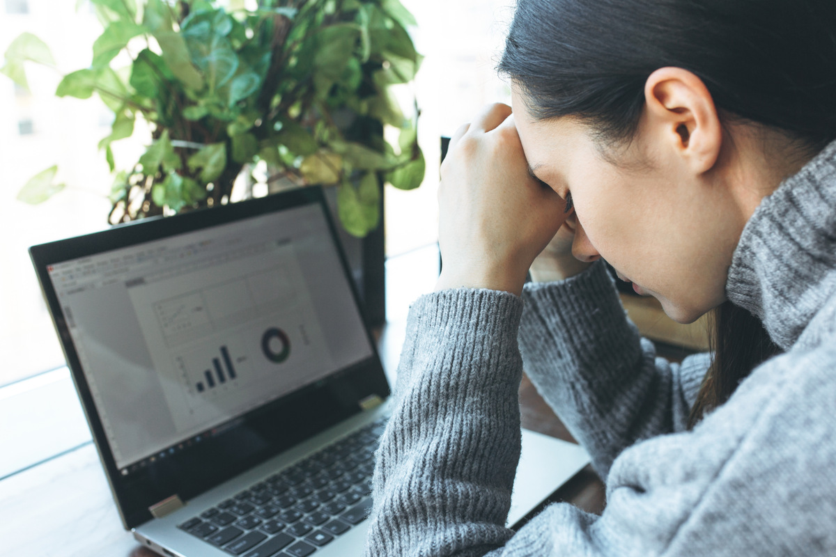 Trabalhadora com saúde mental esgotada, burnout