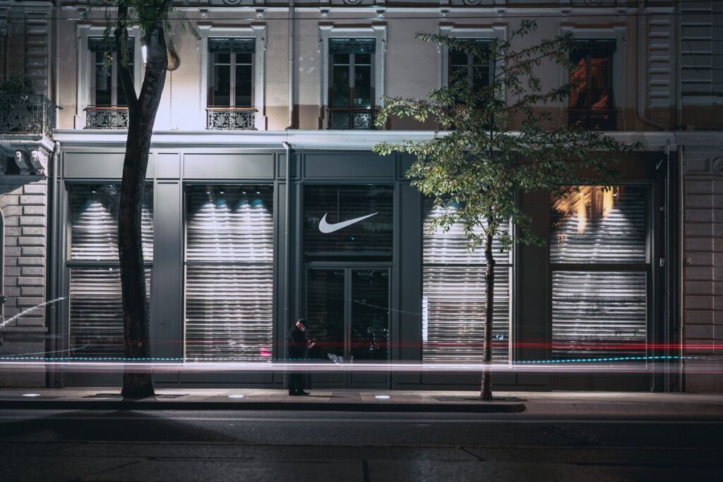 Fachada de prédio da Nike, com logo da empresa na porta