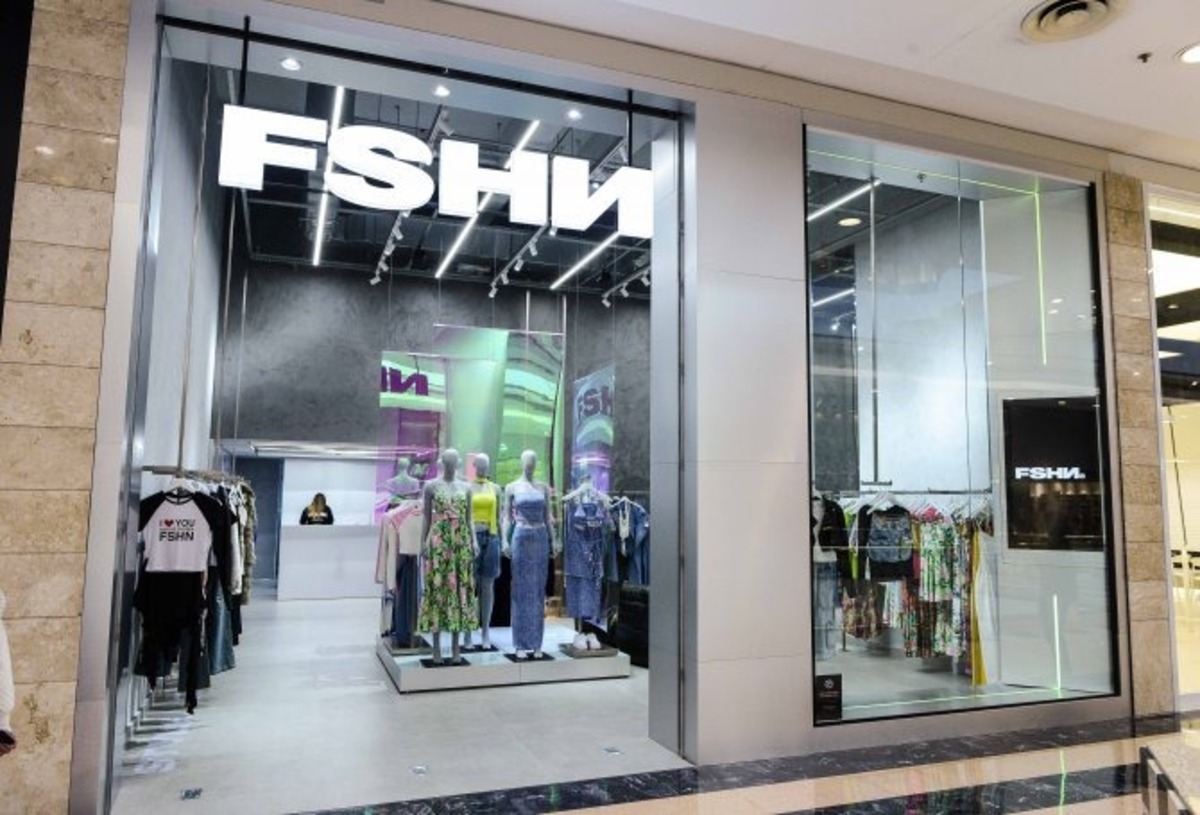 Fachada de loja com visual merchandising da FSHM