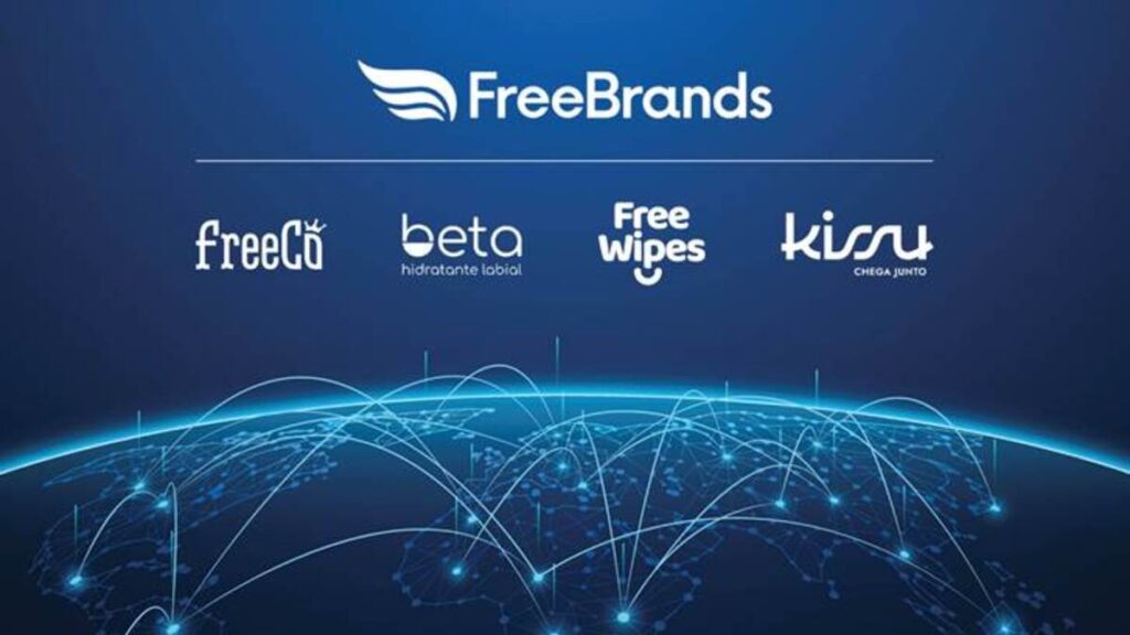 Imagem virtual azul com as logos da Freebrands, FreeCo, FreeWipes, Kiss acima de um globo