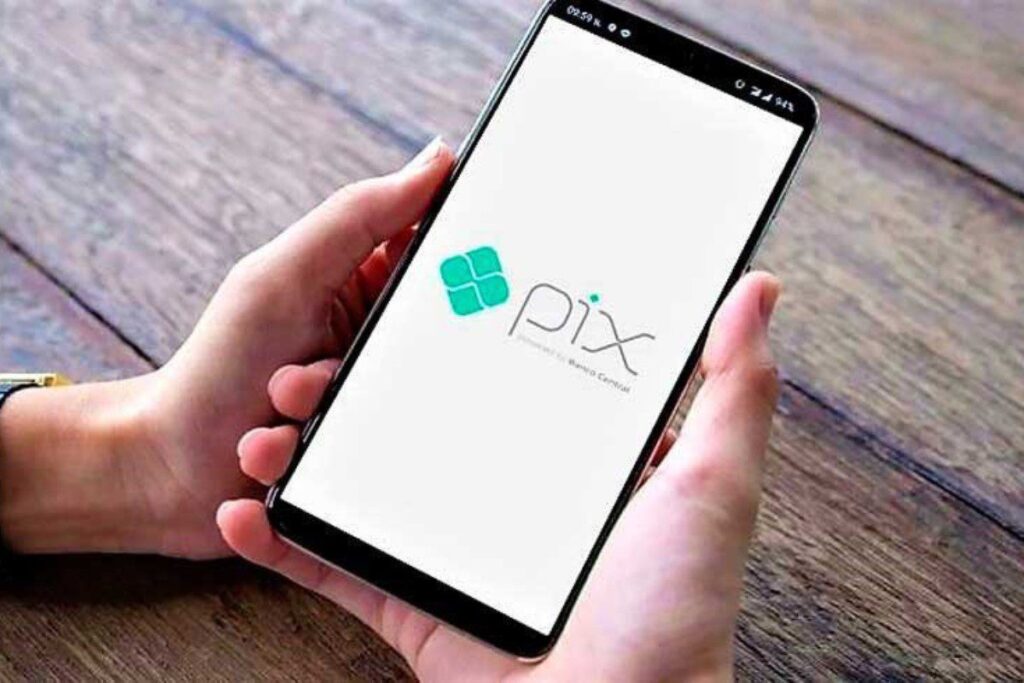 Celular com acesso ao Pix, do Banco Central; Ebanx projeta que modalidade de pagamento representará 40% do mercado até 2026; pagamentos digitais