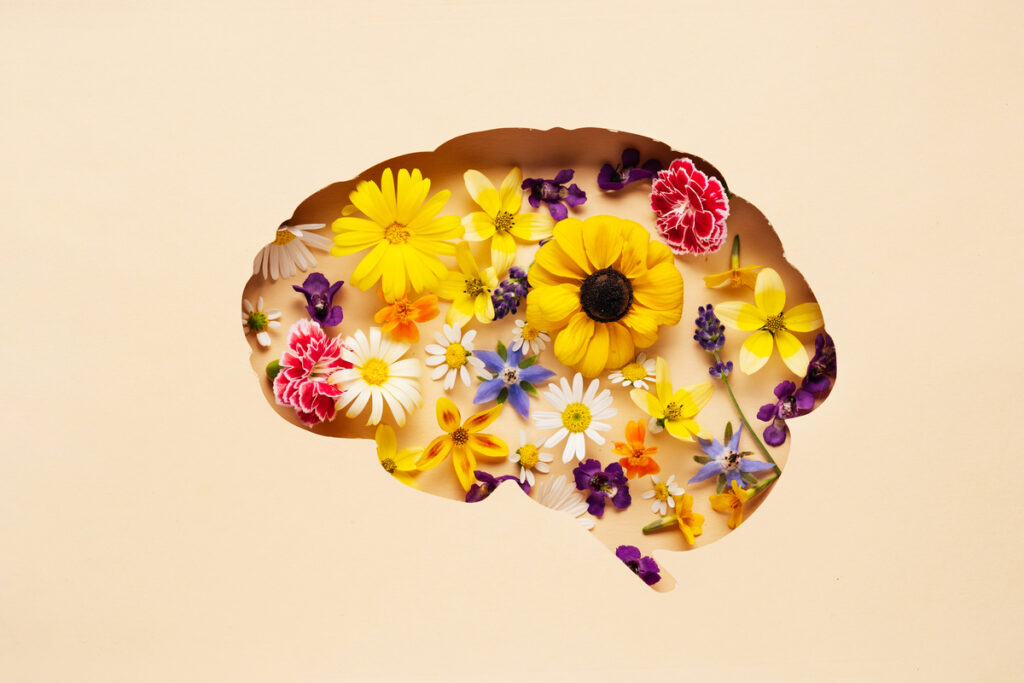 Desenho de cérebro com flores dentro. Fundo bege