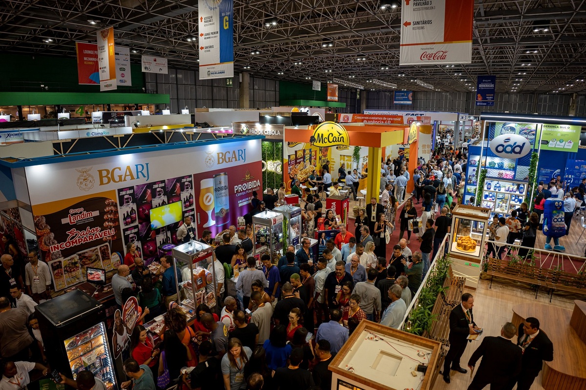 Foto, vista de cima, da Super Rio Expofood, com muitas pessoas
