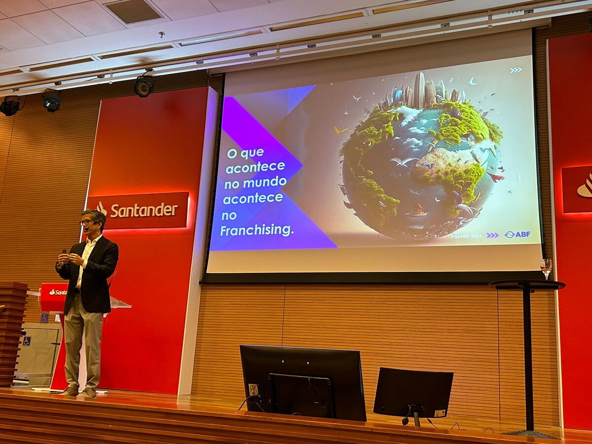 Foto do palco em evento presencial de apresentação de dados da ABF em São Paulo.