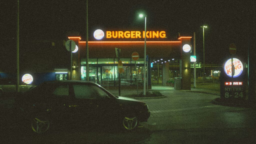 Carro no estacionamento do Burger King à noite em Budapeste