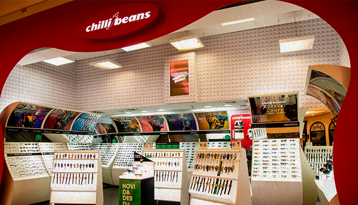 Fachada de loja de shopping da Chilli Beans com logomarca em evidência