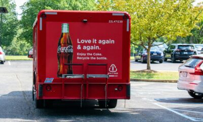 Caminhão de lanches vermelho com anúncio da Coca-Cola