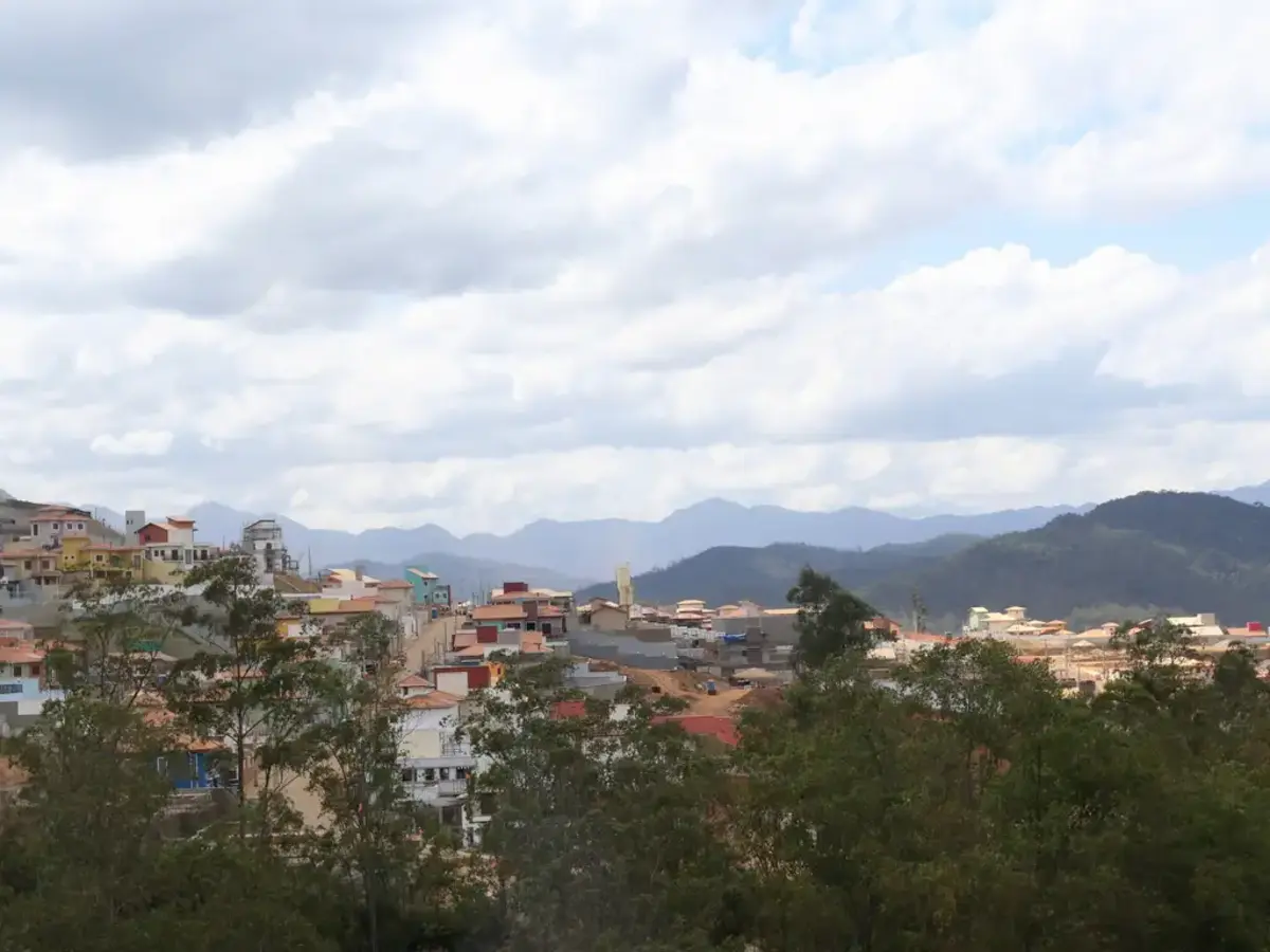 Imagem panorâmica do distrito de Bento Rodrigues em Minas Gerais