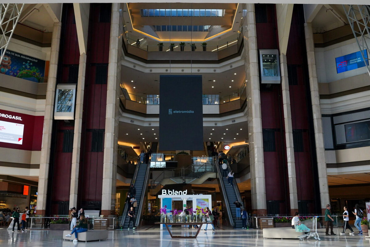 Hall de entrada do shopping Eldorado