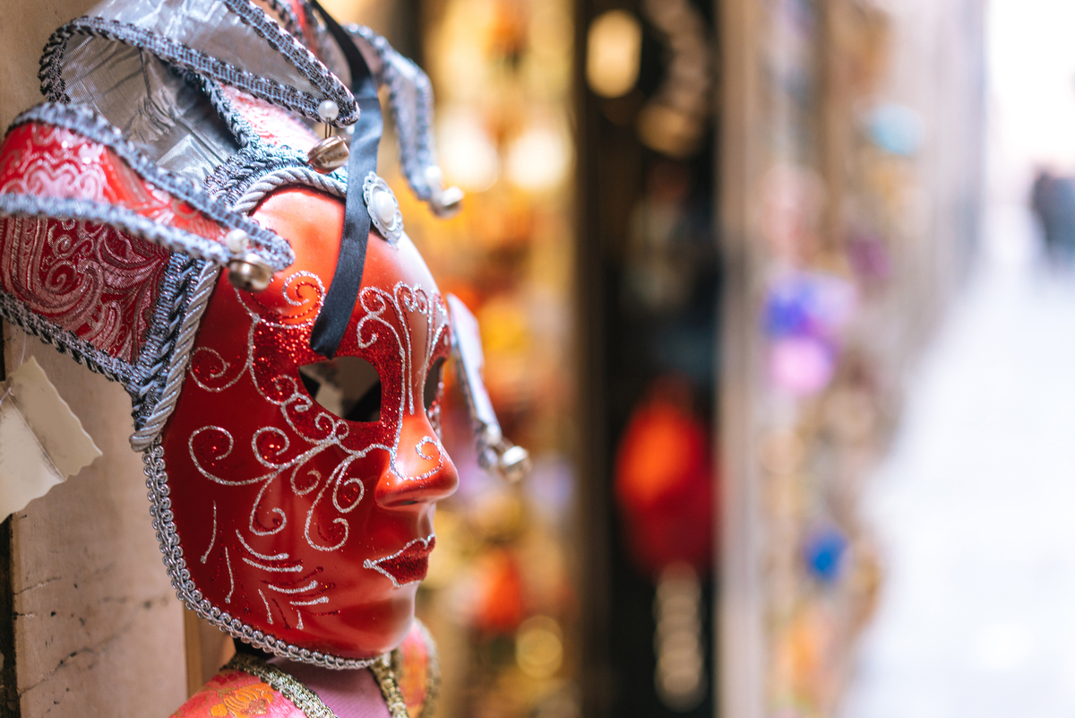 Máscara vermelha e inteiriça de carnaval em loja de fantasias.