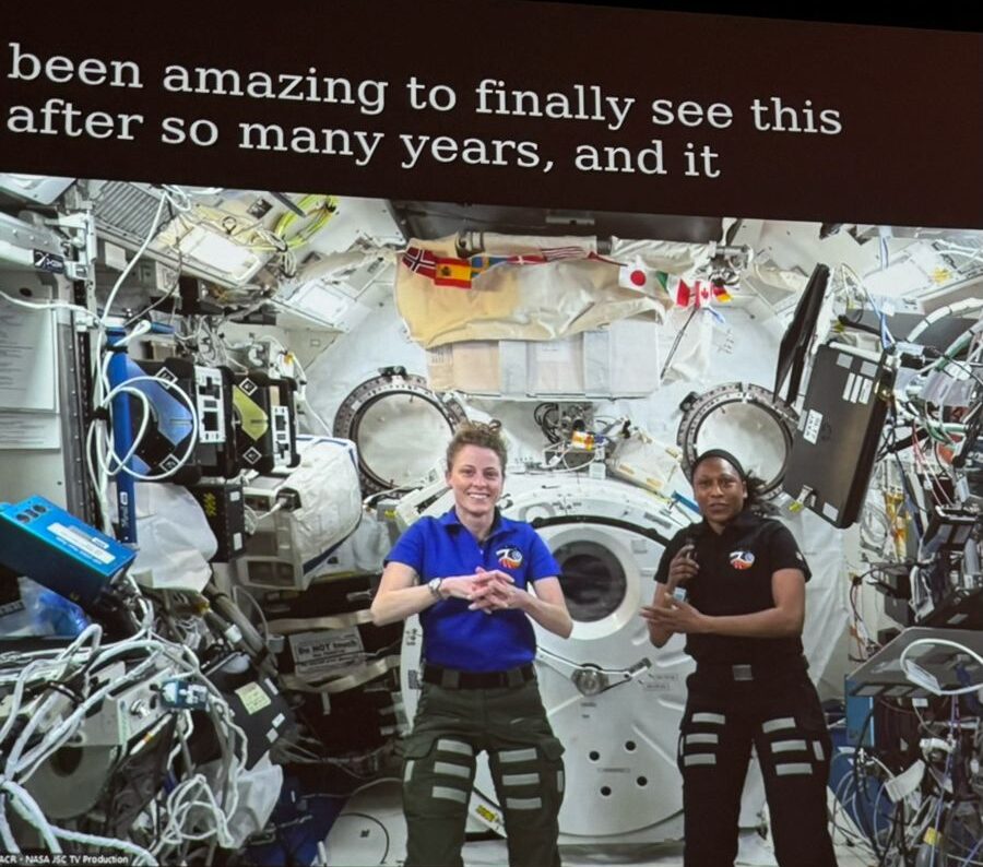 Astronautas da NASA em estação espacial palestrando