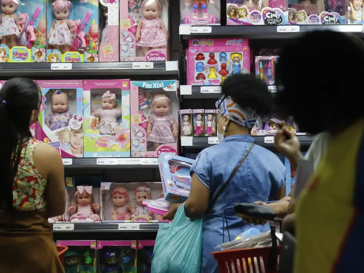Loja de brinquedos com mulheres olhando produtos