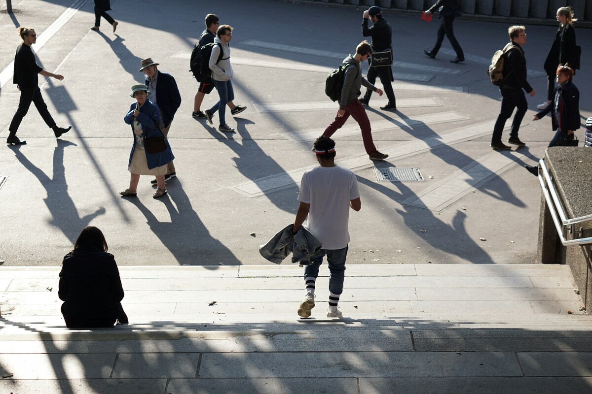 Pessoas fotografadas de cima andando na rua