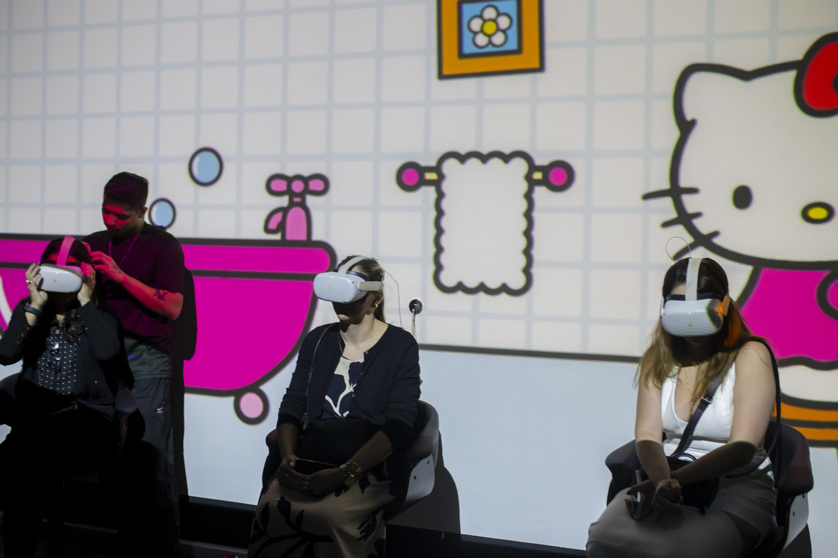 Pessoas com óculos de realidade virtual em experiência da Hello Kitty