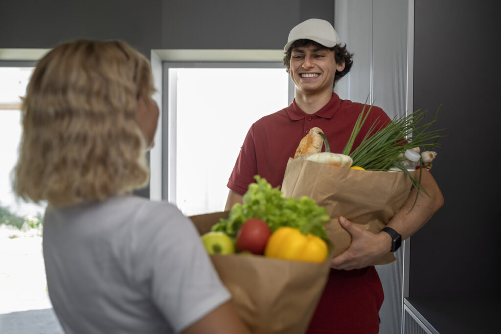 homem fazendo entrega de supermercado; semana de frete grátis