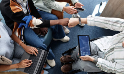 equipe em reunião de trabalho sobre inacessibilidade e acessibilidade digital