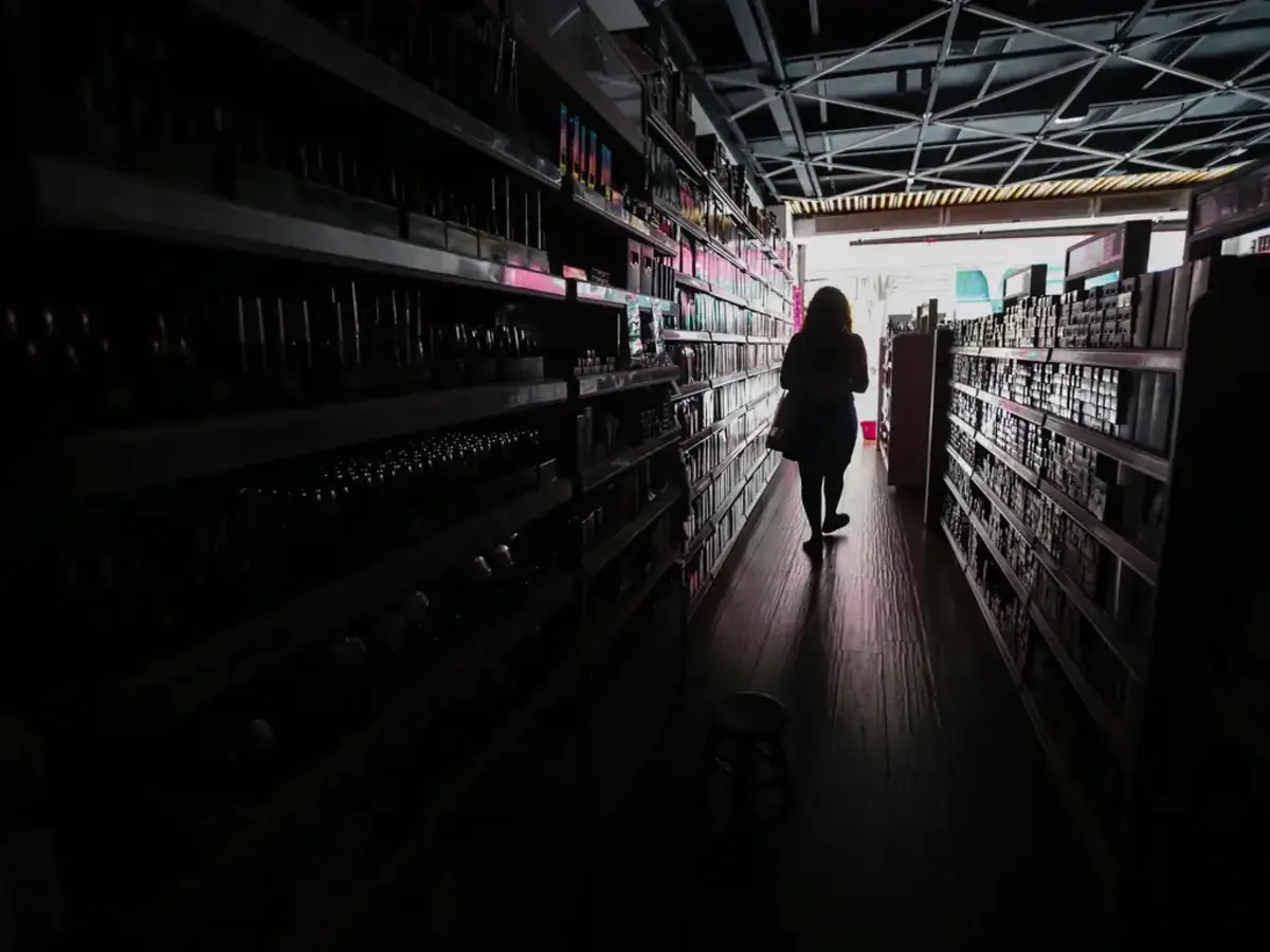 Pessoas no supermercado sem energia elétrica; apagão em são paulo