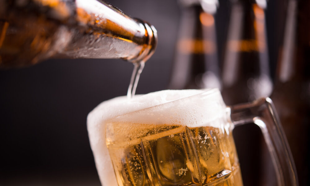 cerveja sendo servida; recuperação judicial do grupo Petrópolis é aprovada