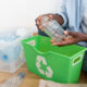 Pessoa separando produtos para reciclagem