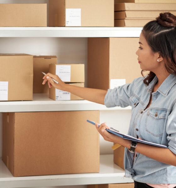 Mulher organizando seu estoque