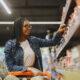mulher comprando em supermercado; estimativa de inflação sobe