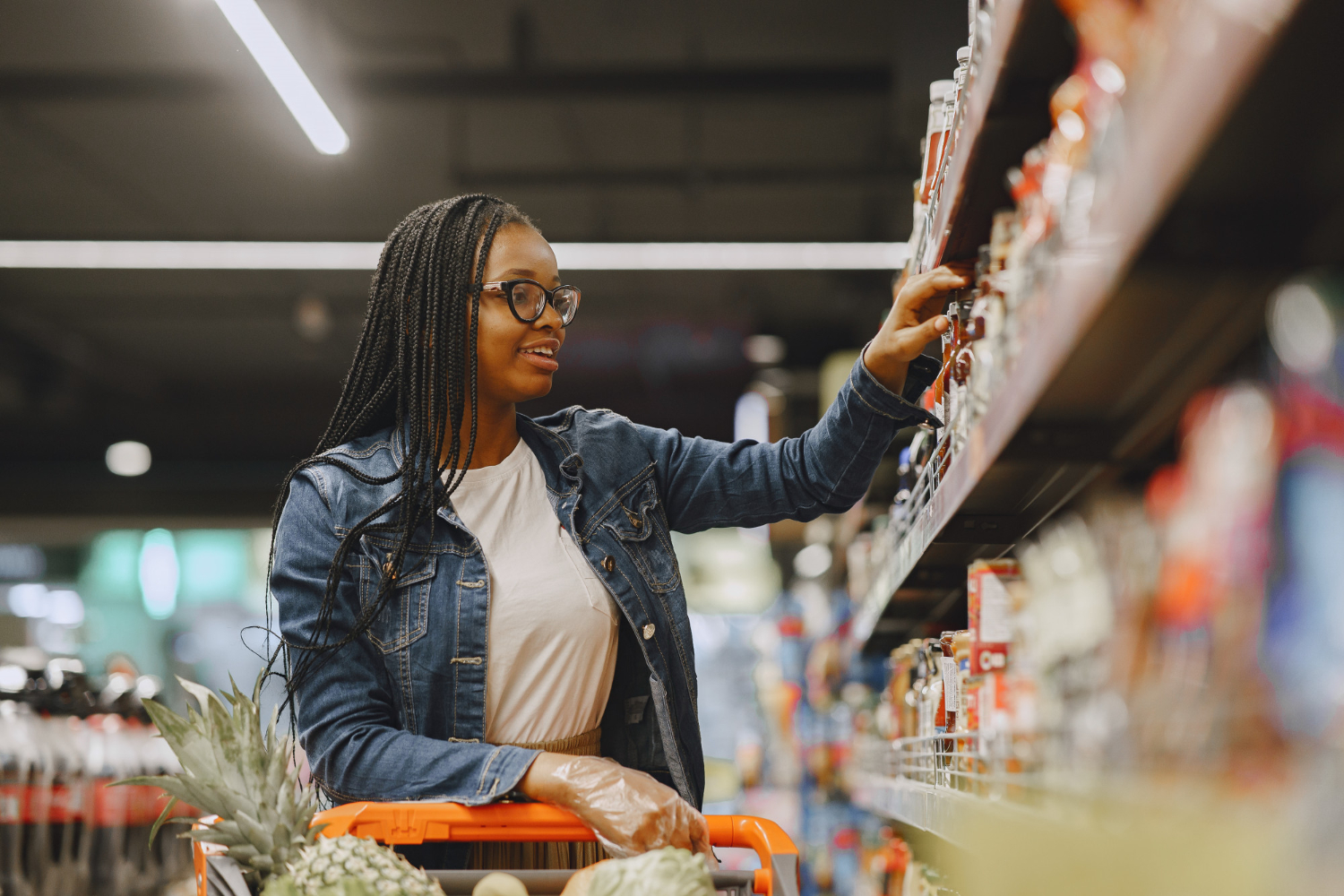 mulher comprando em supermercado; estimativa de inflação sobe