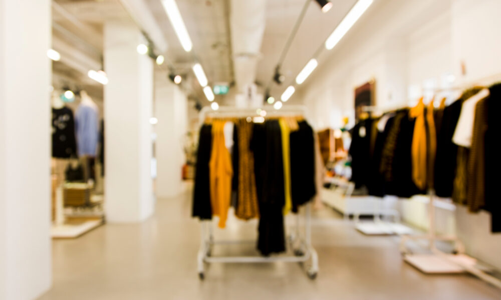 https://centraldovarejo.com.br/wp-content/uploads/2023/06/clothing-store-with-blurred-efecto-1000x600.jpg