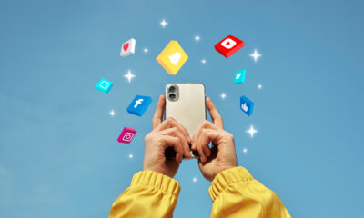 celular com ícones de aplicativos em volta; conceito de m-commerce