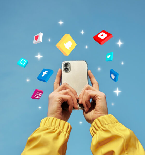 celular com ícones de aplicativos em volta; conceito de m-commerce; redes sociais