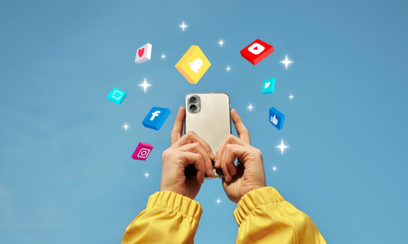 celular com ícones de aplicativos em volta; conceito de m-commerce; redes sociais