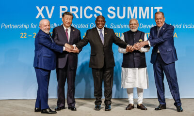 Da esquerda para a direita, presidente do Brasil, presidente da China, presidente da África do Sul, Primeiro-Ministro da Índia e Ministro das Relações Exteriores da Rússia se dão as mãos.