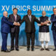 Da esquerda para a direita, presidente do Brasil, presidente da China, presidente da África do Sul, Primeiro-Ministro da Índia e Ministro das Relações Exteriores da Rússia se dão as mãos.