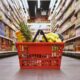 Cesta de compras em meio a um corredor de supermercado; setor domina o ranking da SBVC