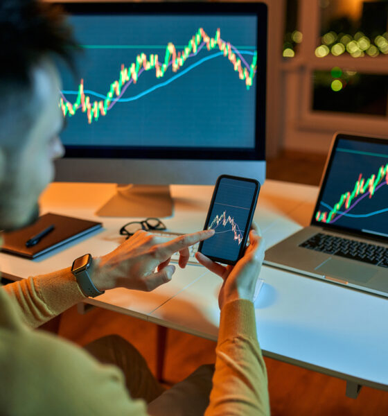 Homem acompanhando investimentos; maior pix já feito ultrapassa bilhão; ibovespa