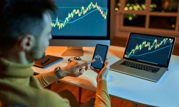 Homem acompanhando investimentos; maior pix já feito ultrapassa bilhão; ibovespa