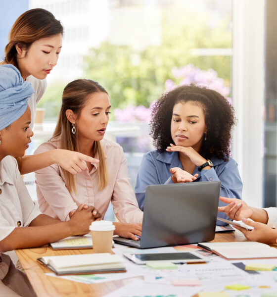 Mulheres de uma equipe de marketing digital trabalhando; automação de marketing é importante para varejistas e e-commerce